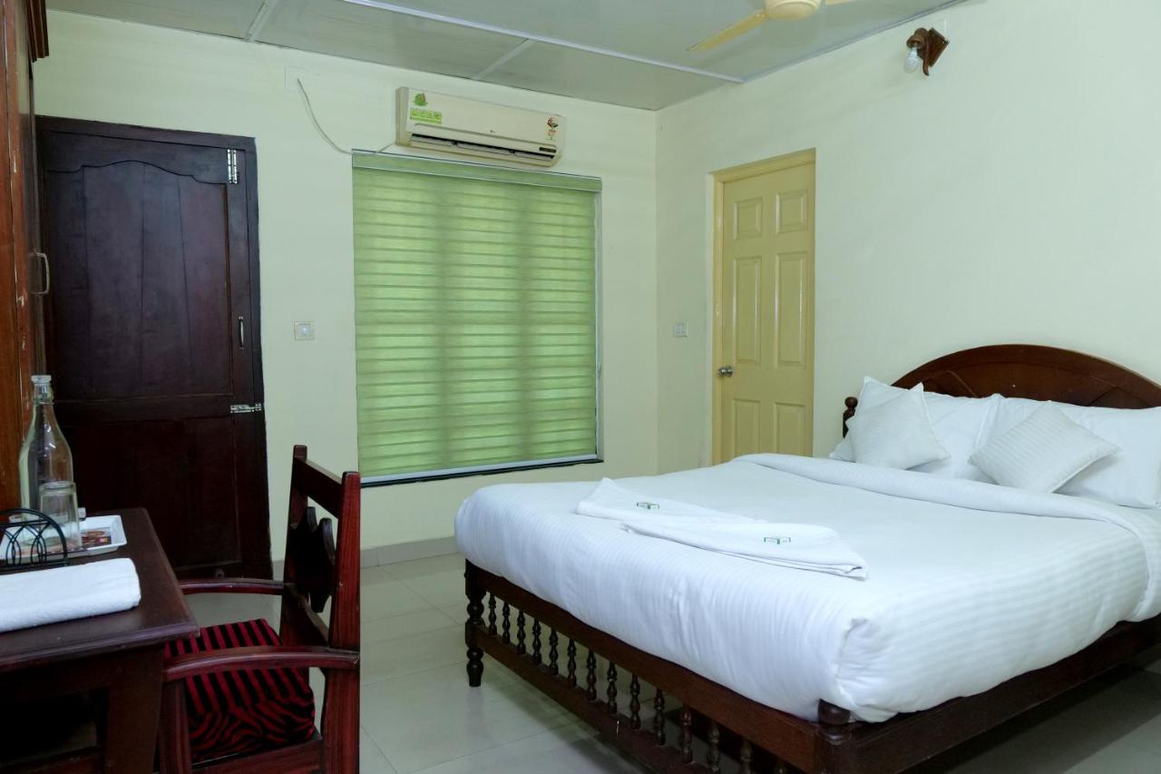 Hotel Lumiere Alappuzha Dış mekan fotoğraf